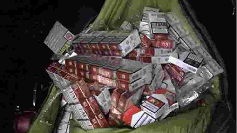 Українець намагався провезти майже тисячу пачок сигарет через кордон у спальному мішку