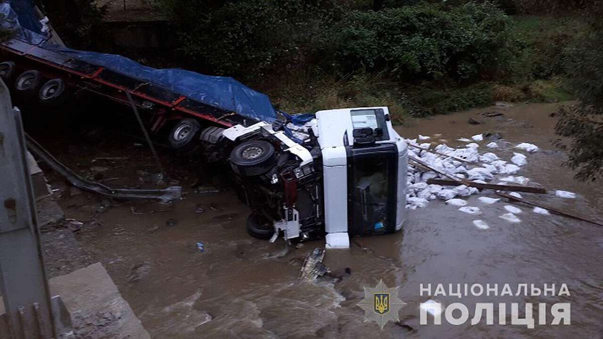 На Закарпатті вантажівка впала з моста у річку, загинув водій