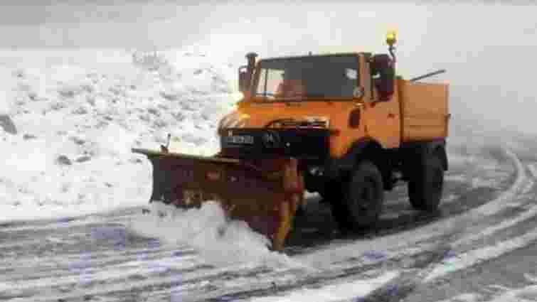 В Румунії через сильні снігопади на дороги вивели снігоприбиральну техніку