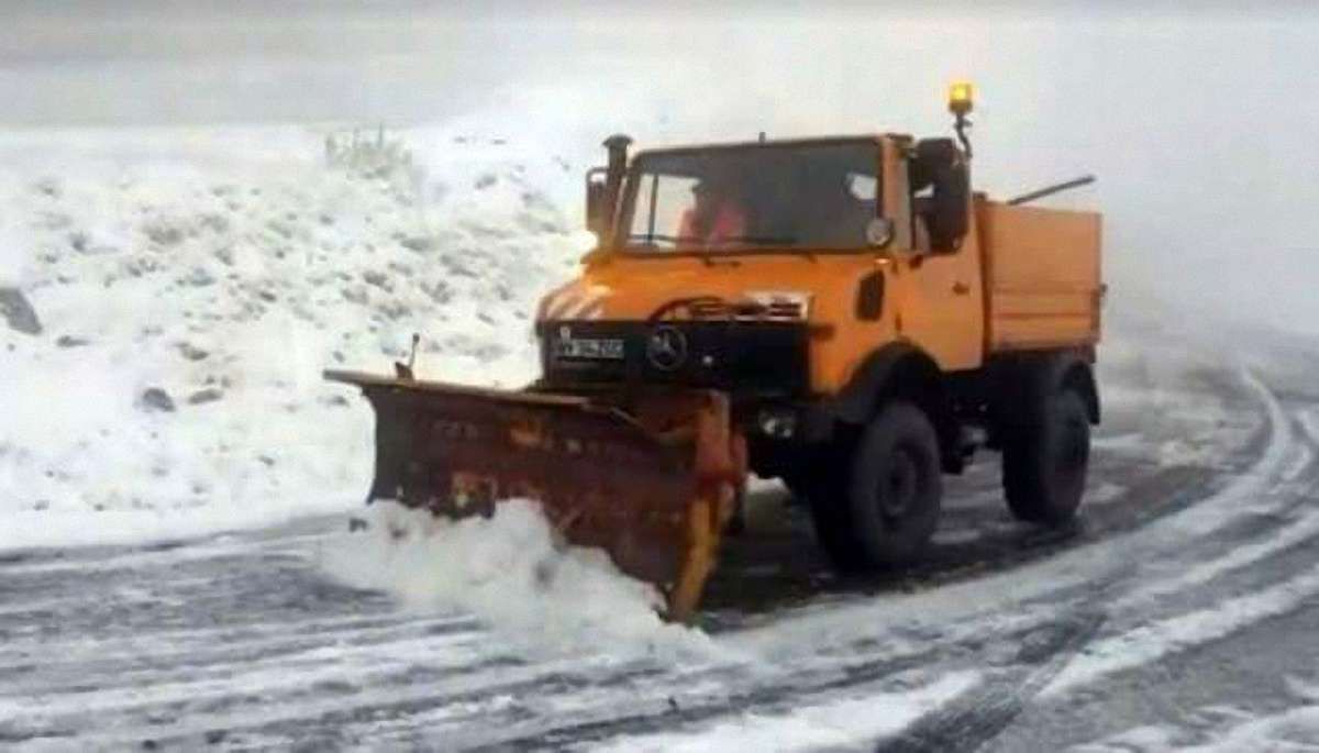 В Румунії через сильні снігопади на дороги вивели снігоприбиральну техніку