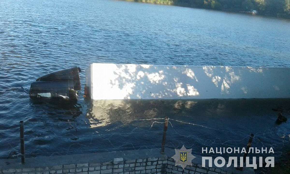 В Херсонській області водій втопив вантажівку з посилками