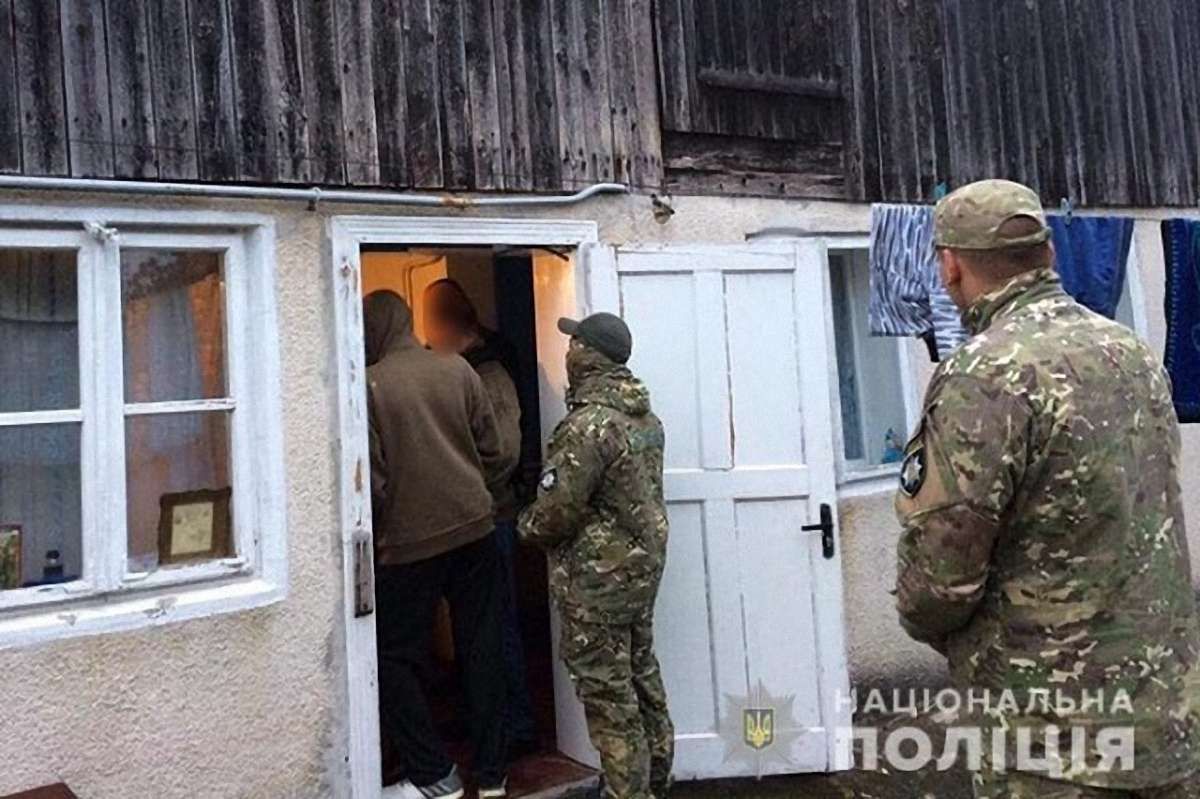 На Прикарпатті викрили злочинну групу, яка тримала у трудовому рабстві понад 30 людей