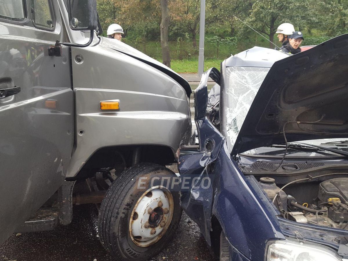 В Києві під час добирання на роботу в ДТП загинув поліцейський