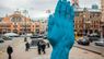 У центрі Києва встановили пам’ятник велетенській руці. Фото дня
