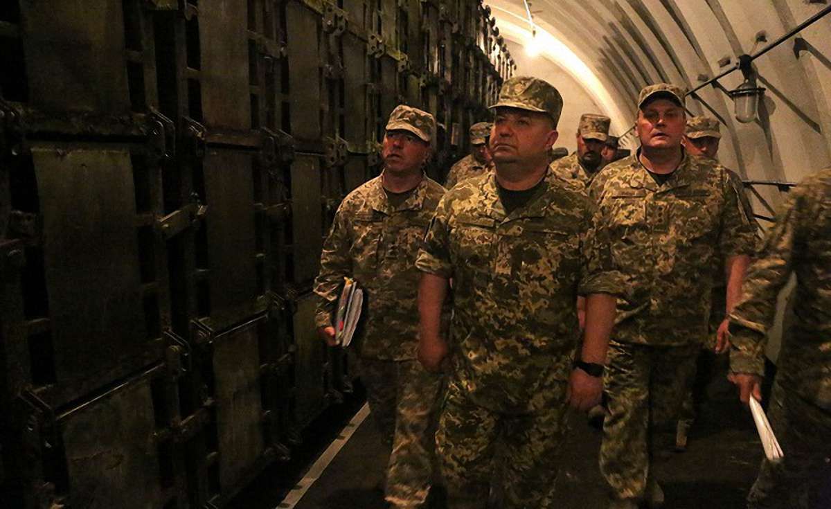 В Україні будують 15 сховищ боєприпасів у вигляді залізобетонних «коконів»