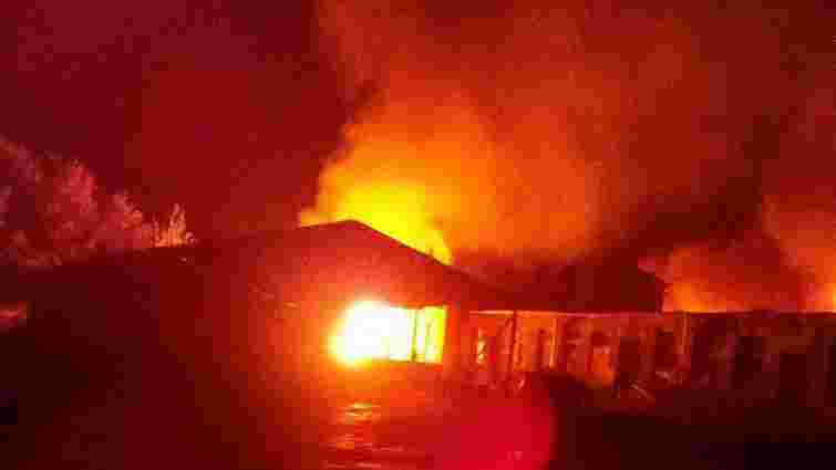 Під час масштабної пожежі на підприємстві з виробництва надгробків у Рудно згоріли три авто