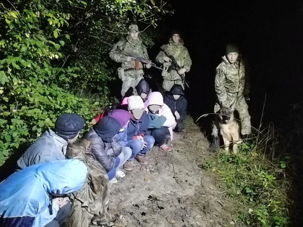 На Закарпатті прикордонники затримали групу нелегалів з В'єтнаму