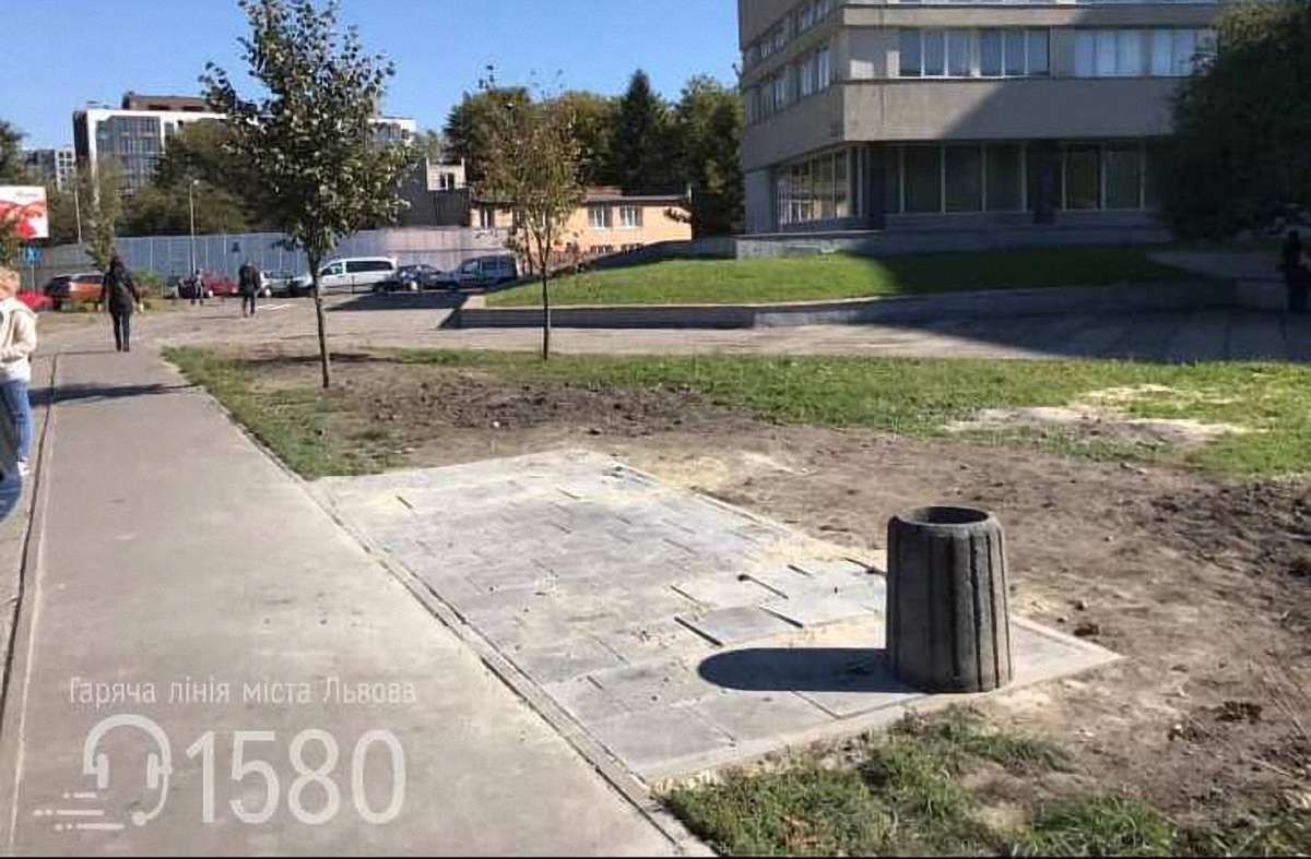 Львів'янин поскаржився на зупинку в траві. Спочатку її замостили, а потім взагалі демонтували