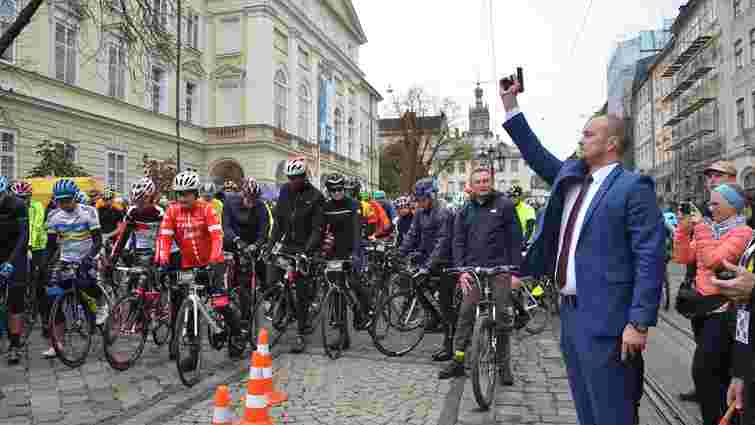Понад 440 велосипедистів відкрили у центрі міста першу осінню «Львівську сотку»