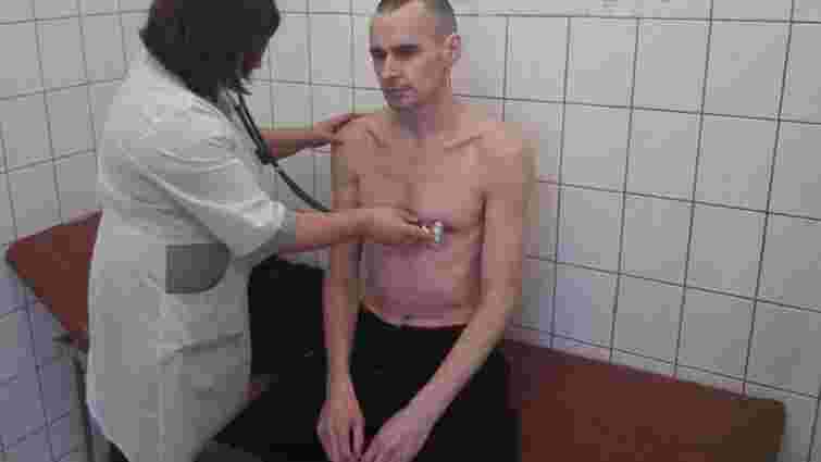 Російські тюремники показали фото Олега Сенцова з лікарні