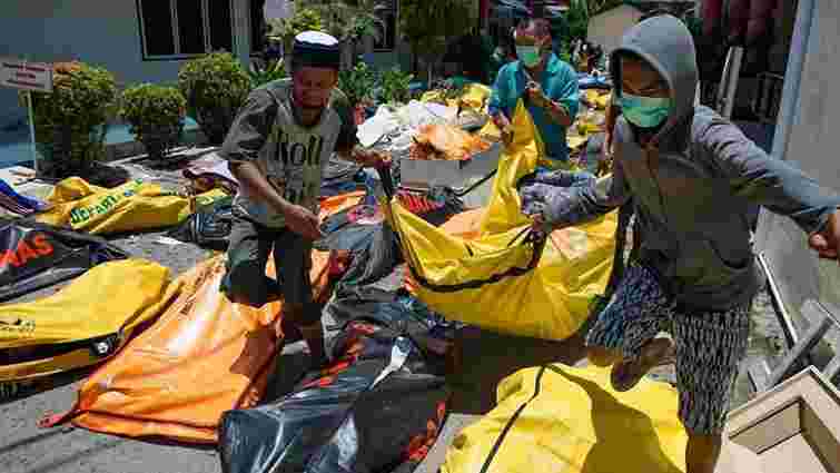 Внаслідок землетрусу та цунамі в Індонезії загинули понад 800 людей