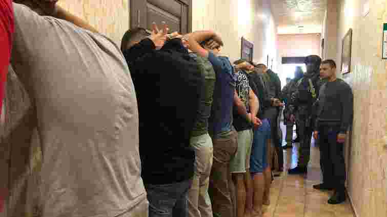 В одеському готелі поліція затримала 25 озброєних чоловіків