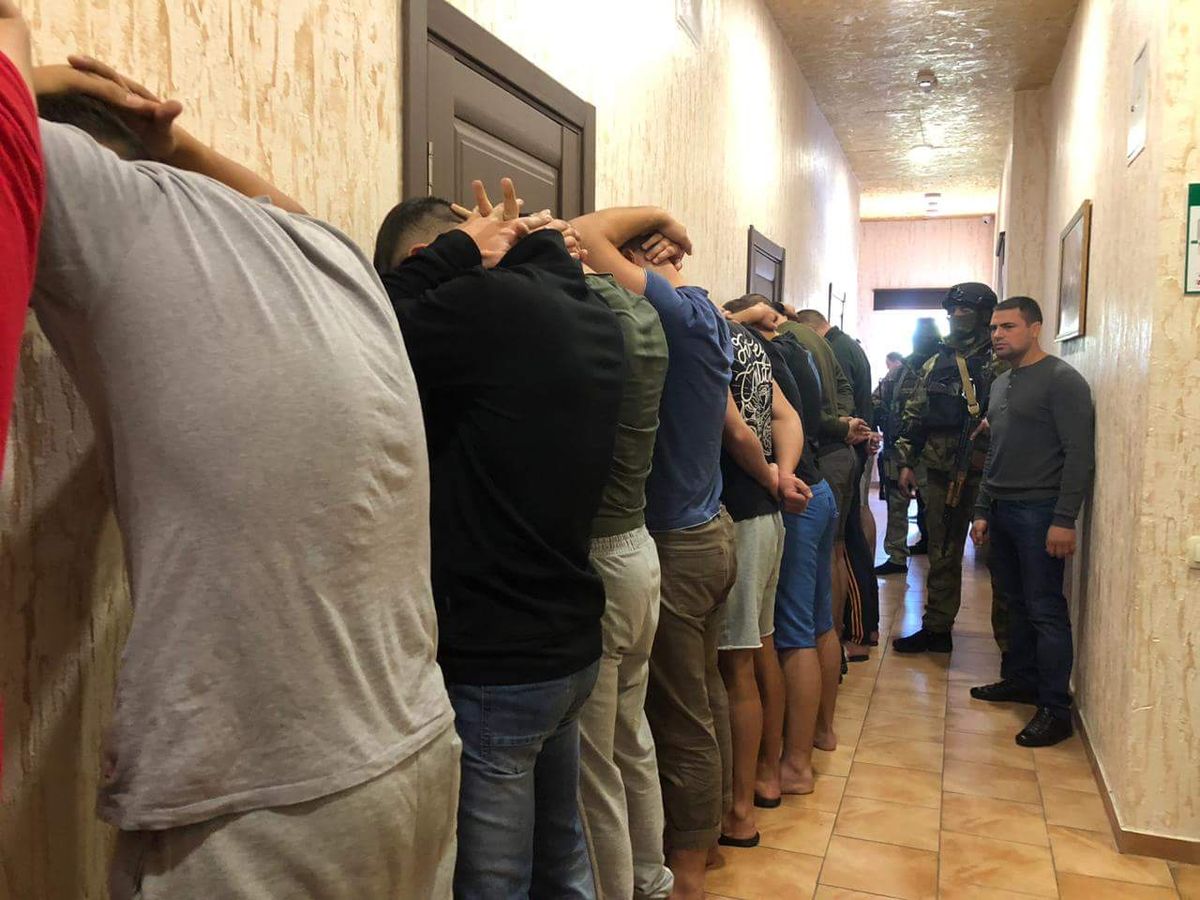 В одеському готелі поліція затримала 25 озброєних чоловіків