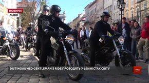 У Львові байкери в класичних костюмах проїхались центром міста