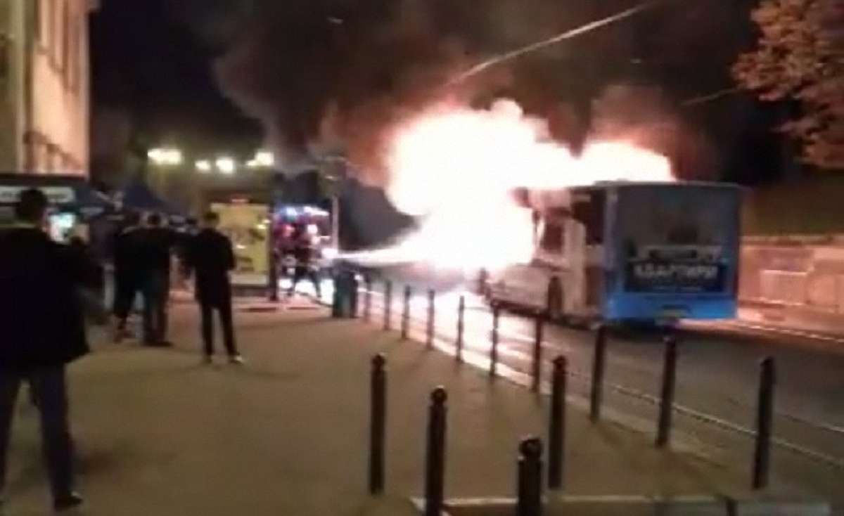 У центрі Львова під час руху загорівся маршрутний автобус