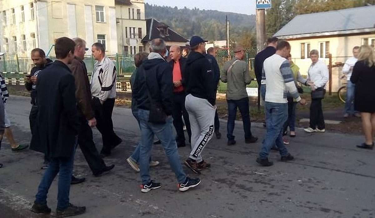 Мешканці Східниці вдруге перекриють дорогу, вимагаючи її ремонту