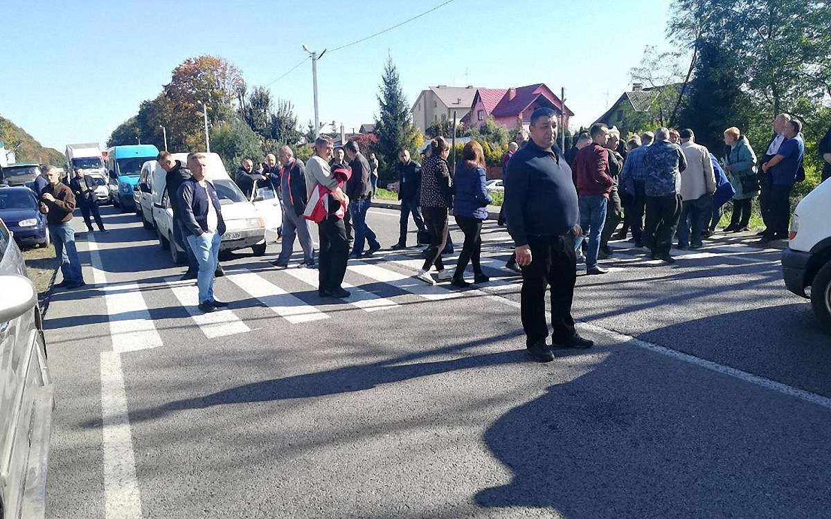 У Мостиськах місцеві мешканці перекрили міжнародну трасу, що веде до кордону