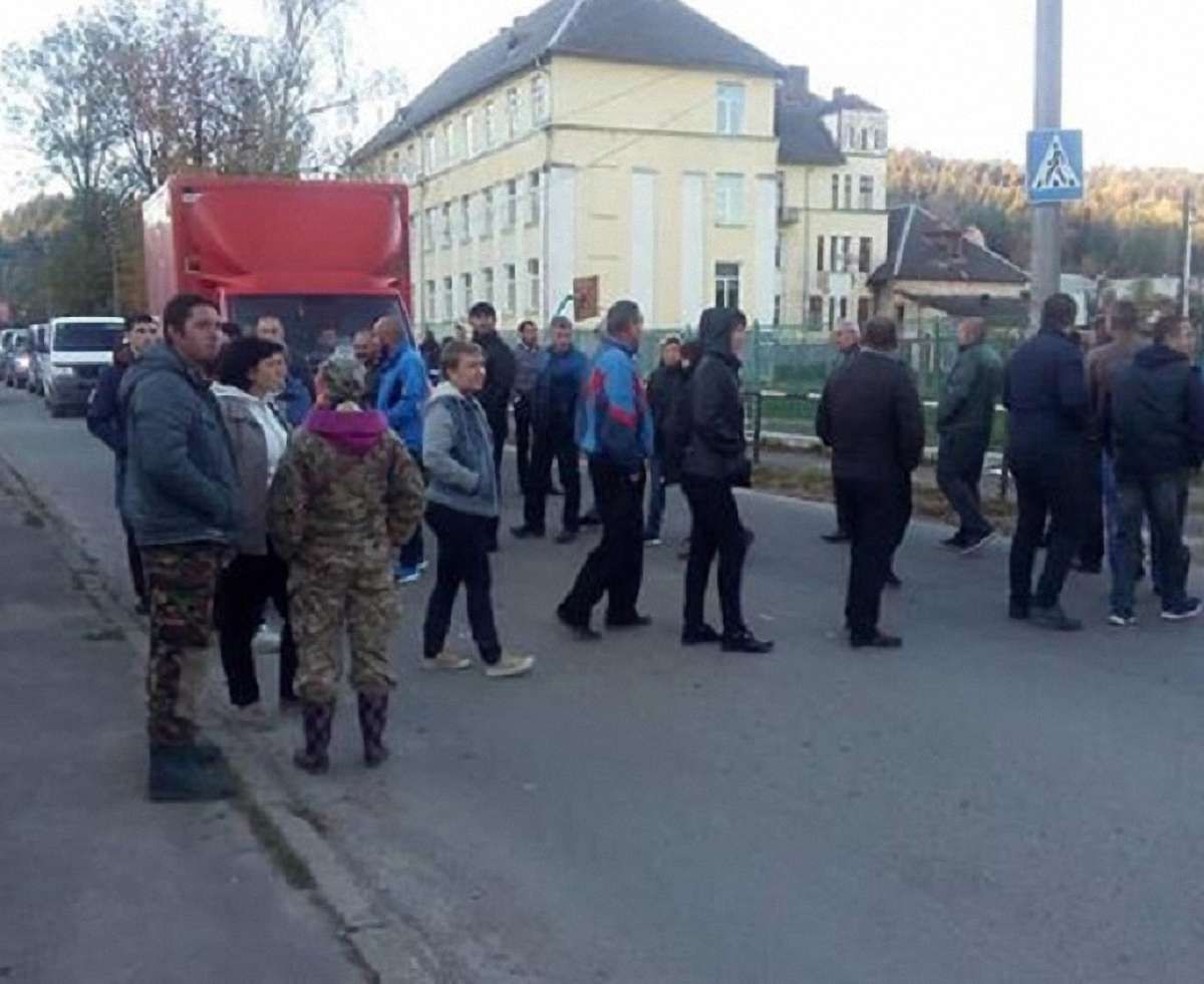 Мешканці Східниці вдруге перекрили дорогу, вимагаючи ремонту