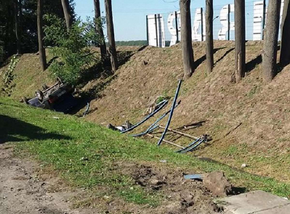 Біля Львова автомобіль збив двох жінок на зупинці громадського транспорту і з'їхав у кювет