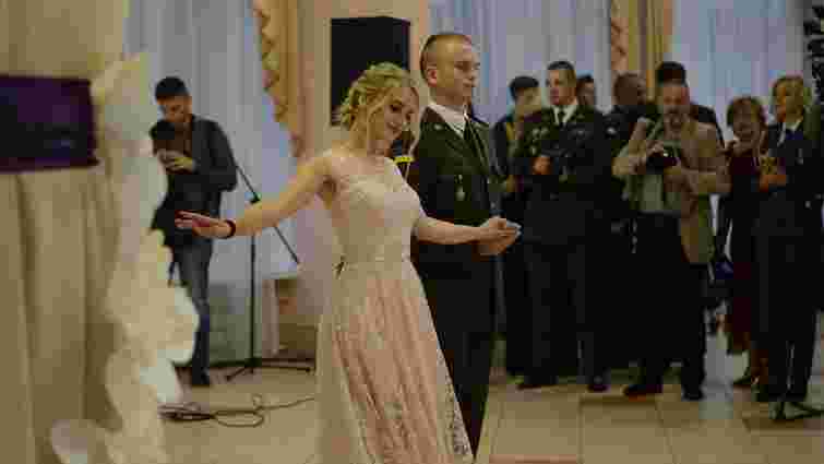 Під час балу у Львові майже півсотні військових танцювали вальс