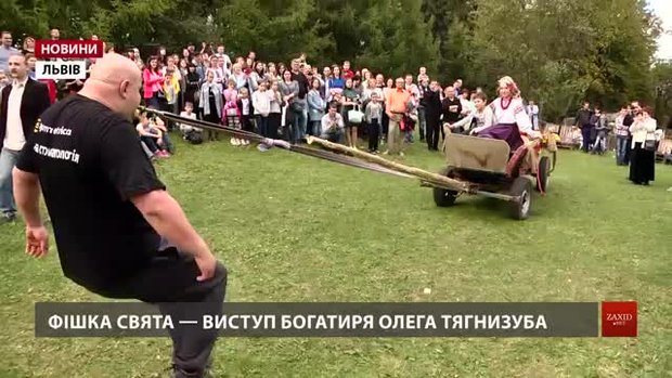 На Святі гарбуза у Львові богатир Олег Скавиш тягнув віз із городиною