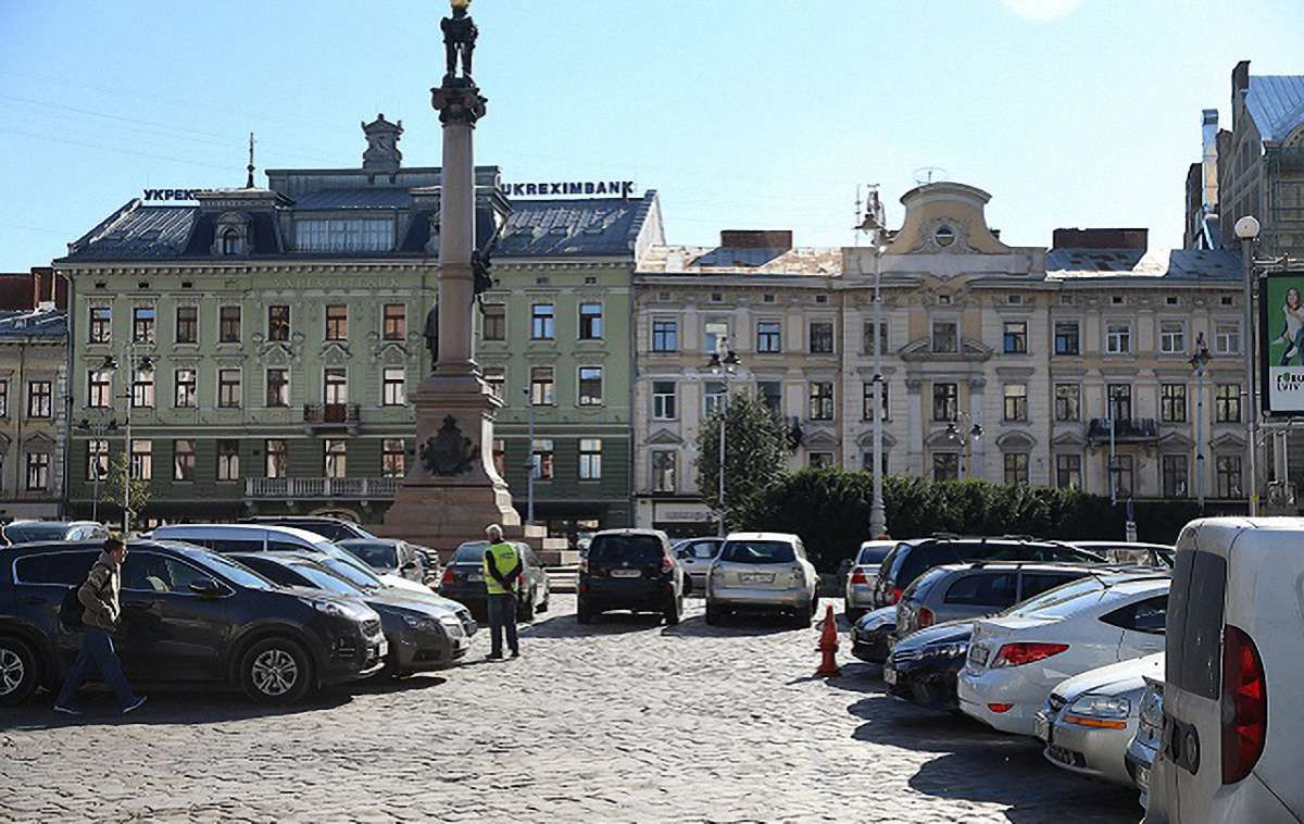 У Львові запровадять абонементи на паркування. Вшестеро дорожчі, ніж у Києві