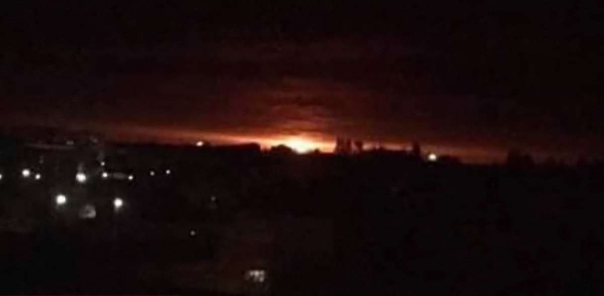 На Чернігівщині загорілися військові склади з боєприпасами