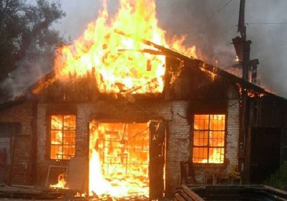 На вул. Топольній у Львові виникла пожежа на складі