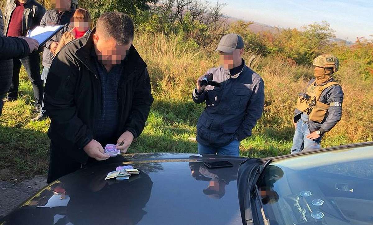 Працівницю митного поста «Угринів» затримали за систематичне одержання хабарів