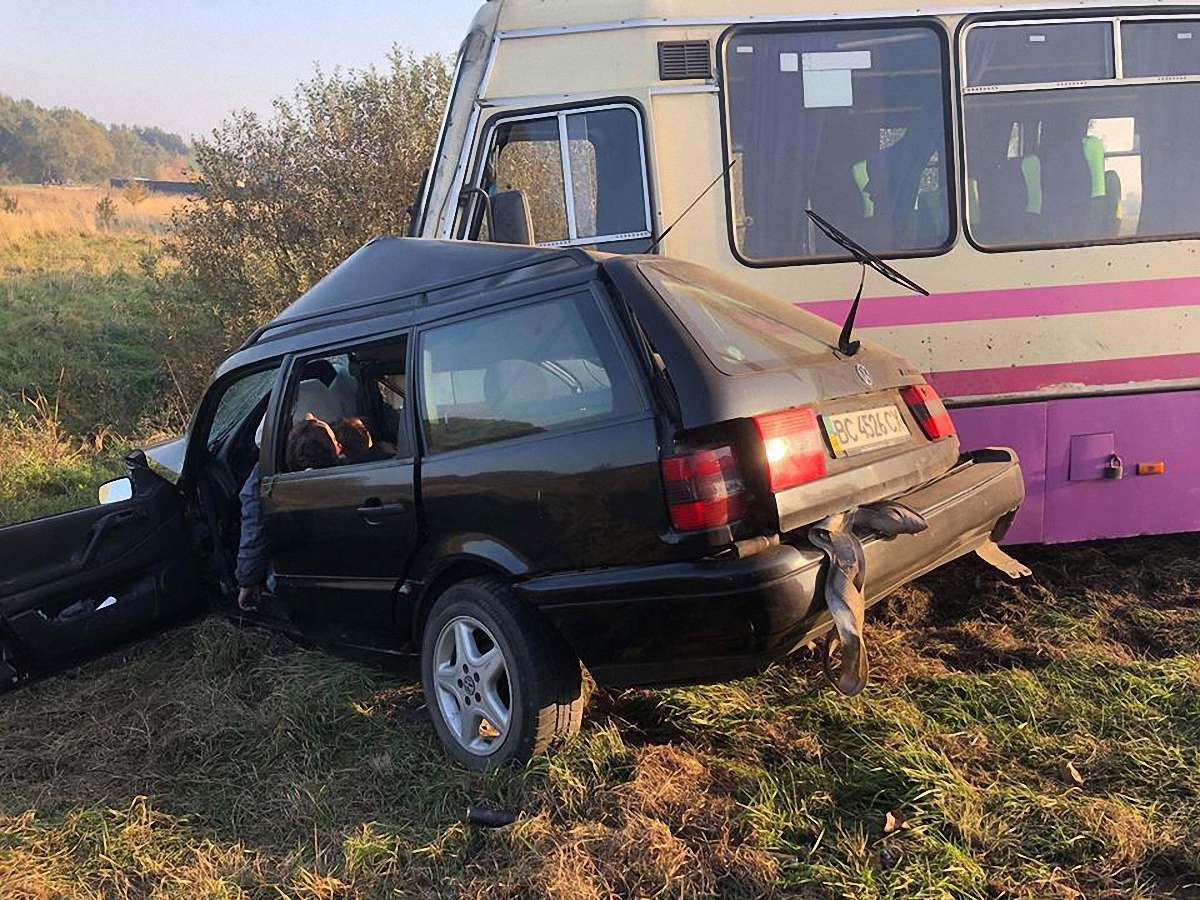 На Львівщині у ДТП з маршруткою загинули двоє 22-річних чоловіків
