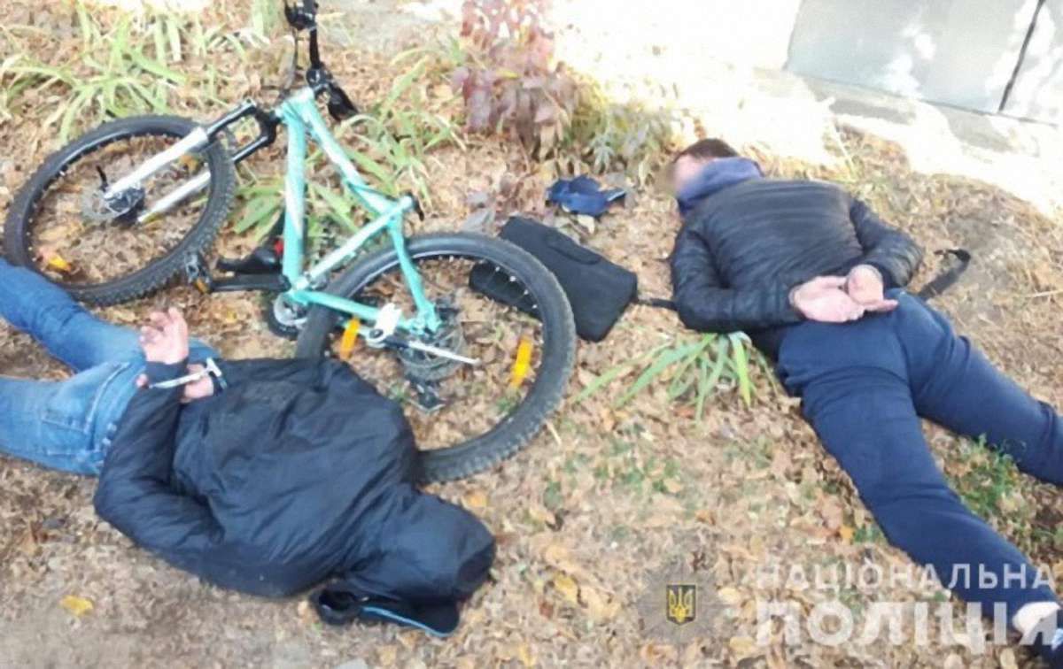 У Чернівцях поліцейські затримали грабіжників валютних «міняйл»
