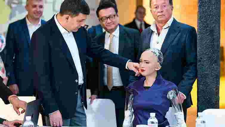 Прем'єр-міністр Володимир Гройсман зустрівся із роботом Софією