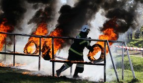 У Бориславі пожежників-новачків випробовували вогнем, димом та висотою