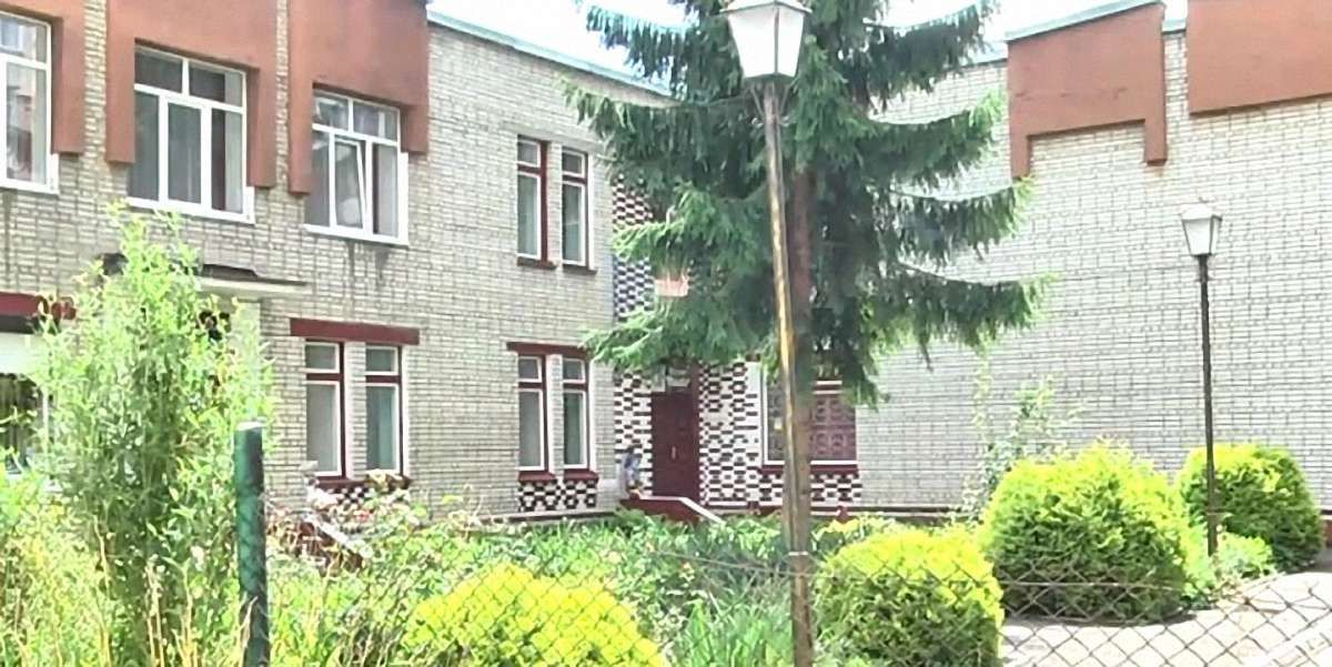Батьки вихованців ДНЗ «Дивосвіт» виламали двері у сусідньому дитсадку