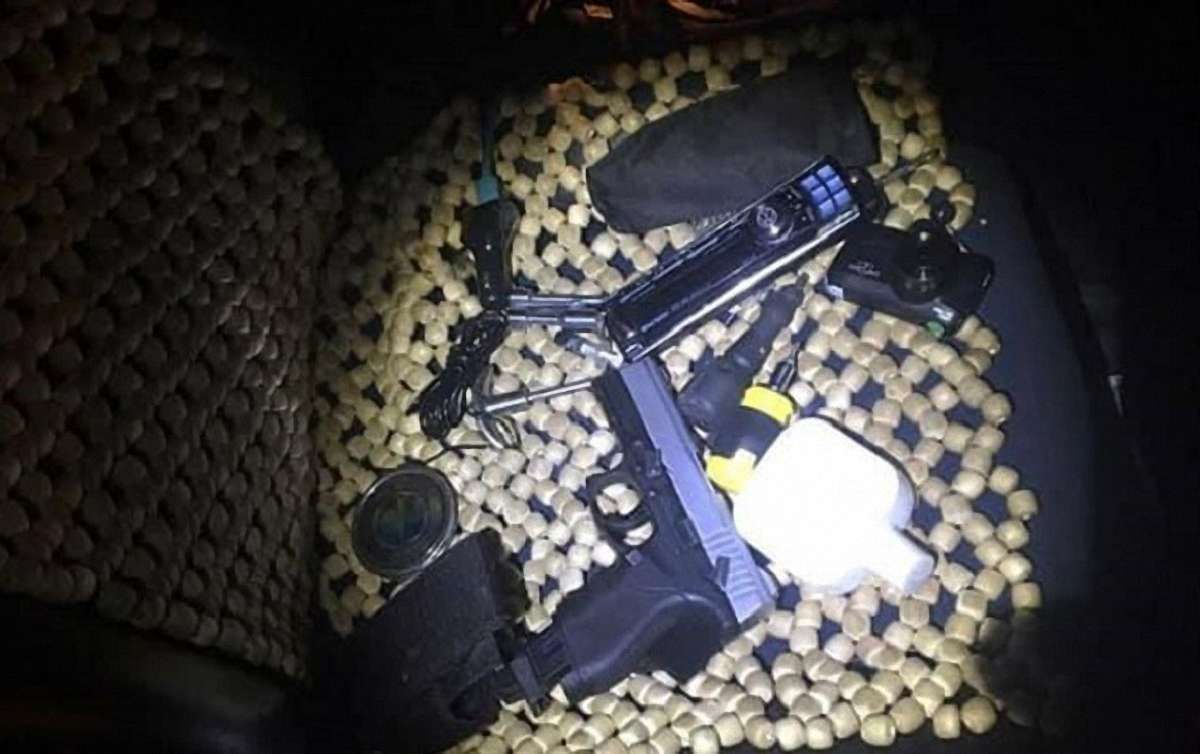 У Львові патрульні затримали раніше судимого чоловіка з наркотиками та пістолетом