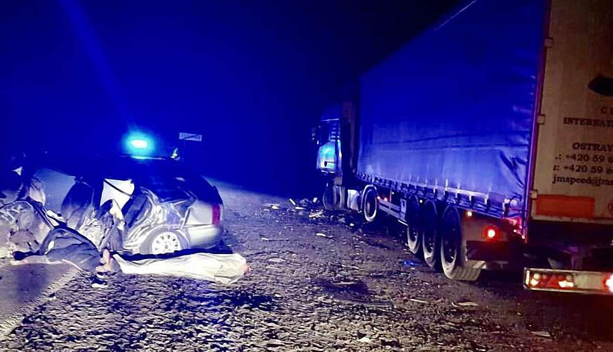 На Львівщині двоє молодих хлопців загинули після зіткнення із припаркованою вантажівкою