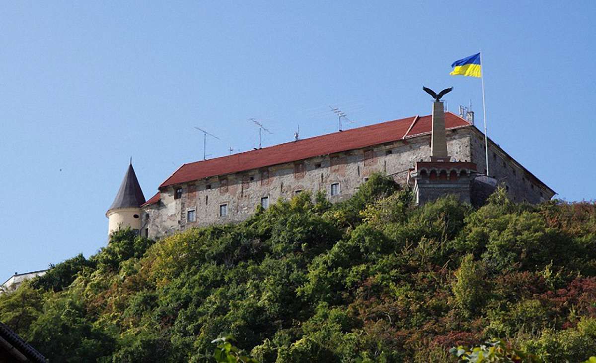 Угорського орла на Мукачівському замку можуть замінити на герб України, - ЗМІ