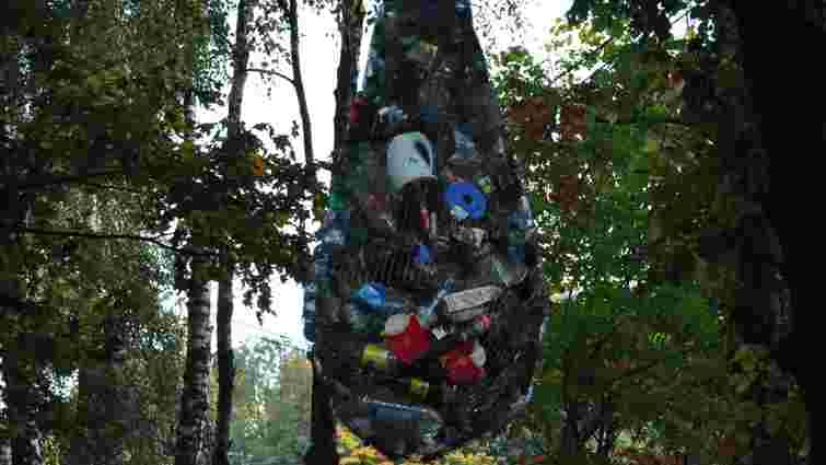 У львівському парку «Знесіння» створили символічну скульптуру зі сміття