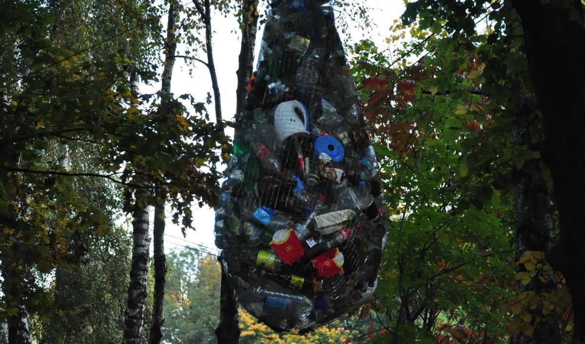 У львівському парку «Знесіння» створили символічну скульптуру зі сміття