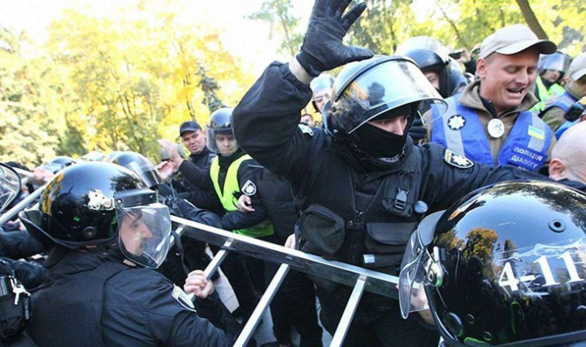 Праворадикали в Києві намагались знести пам'ятники Ватутіну та учасникам Січневого повстання 