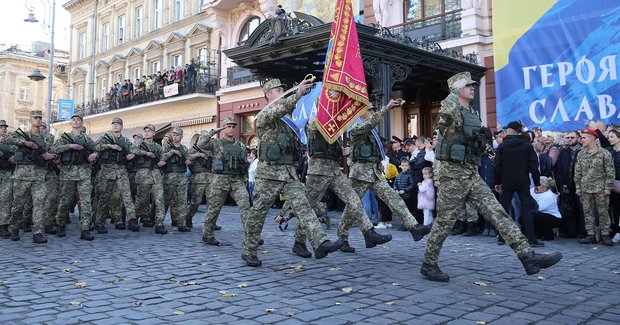 Військовий марш у центрі Львова зняли з висоти пташиного польоту