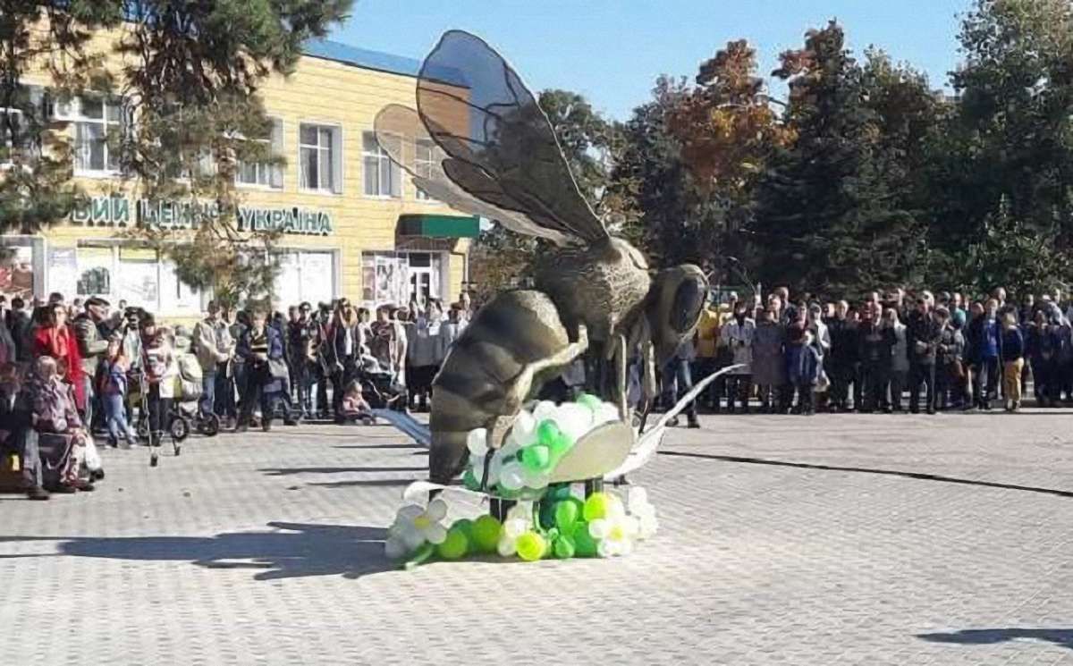 На Волині відкрили найбільший в Україні пам’ятник бджолі