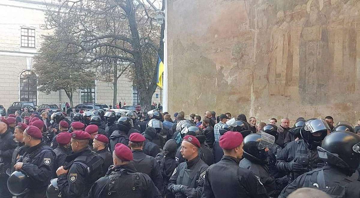 Біля Києво-Печерської лаври поліція затримала чоловіків спортивної зовнішності