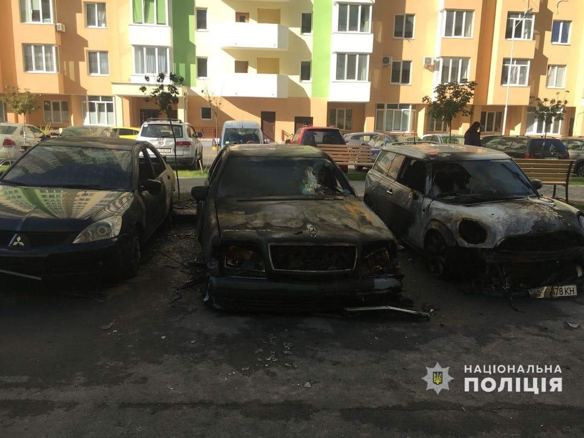 Невідомі спалили два автомобілі працівниці селищної ради на Київщині