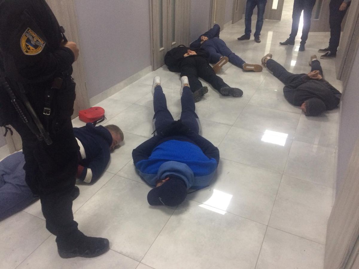 На Хмельниччині поліція затримала 25 осіб за спробу рейдерського захоплення підприємства