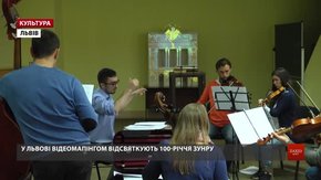 На стінах Франкового університету під музику оркестру відтворять події 1918 року