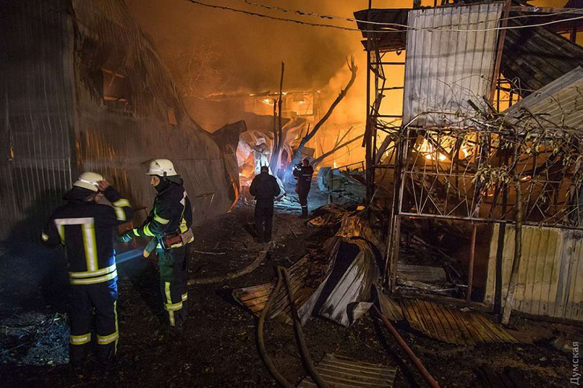 В Одесі на узбережжі згоріли 16 будиночків для відпочинку
