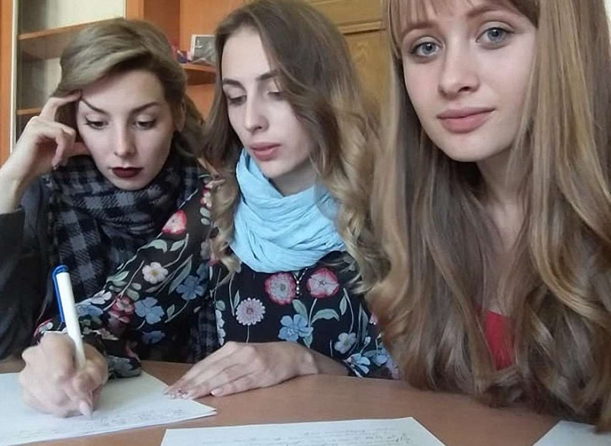 Студенти в Чернівцях звинуватили викладача у корупції та домоглися його звільнення 