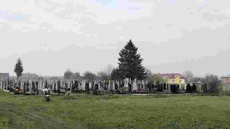 На сільському кладовищі на Жовківщині виявили тіло немовляти