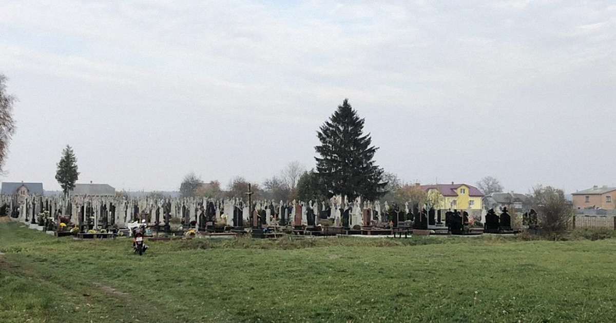На сільському кладовищі на Жовківщині виявили тіло немовляти